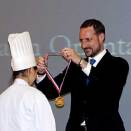 Crown Prince Haakon presents awards to young chefs for their preparation of Norwegian seafood (Photo: Gorm Kallestad / Scanpix)